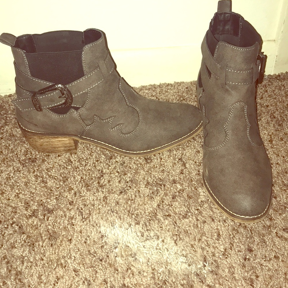 Cute grey and black western style boot!